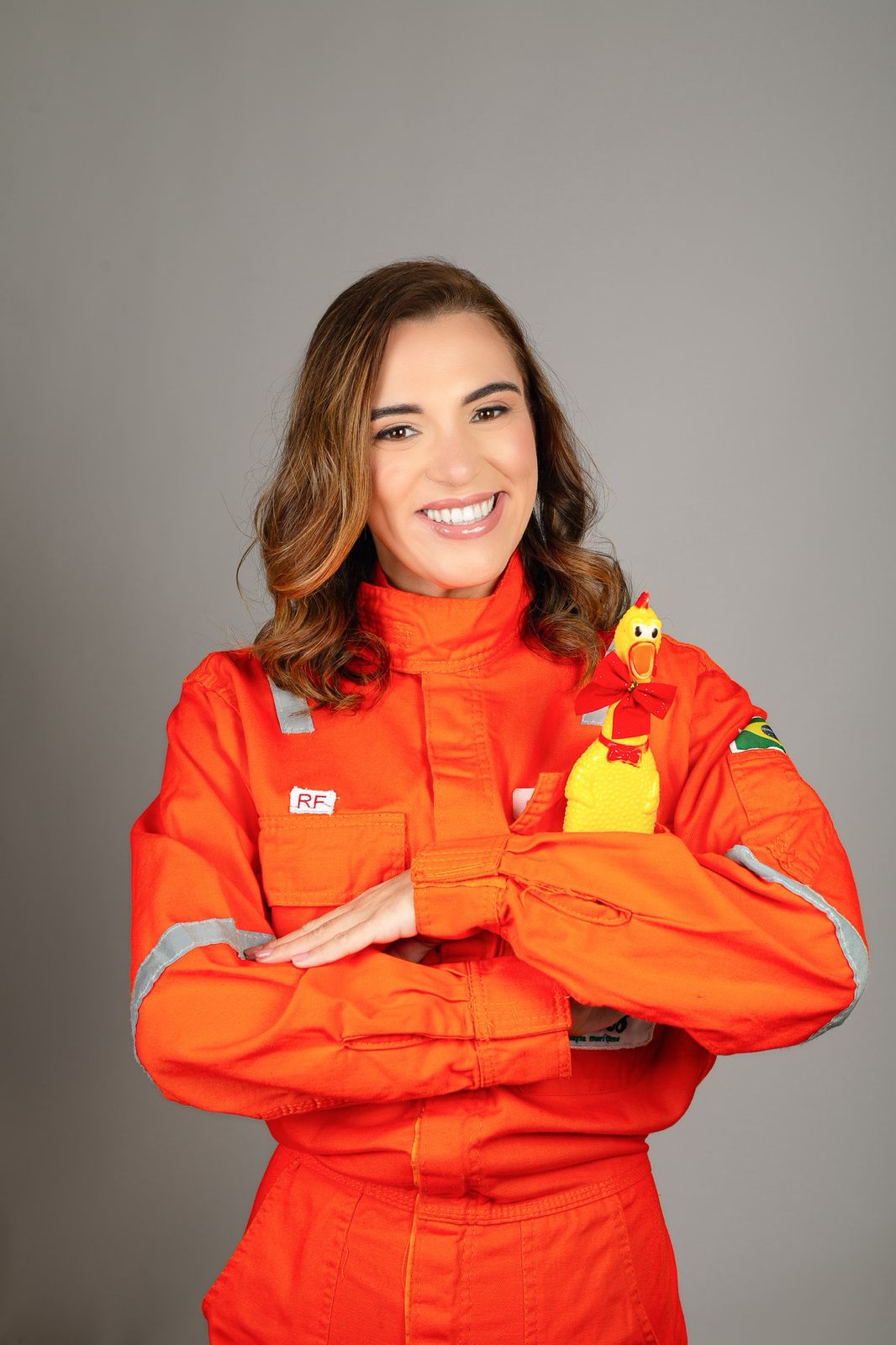 Criadora do DIVAR 360 com uniforme profissional laranja